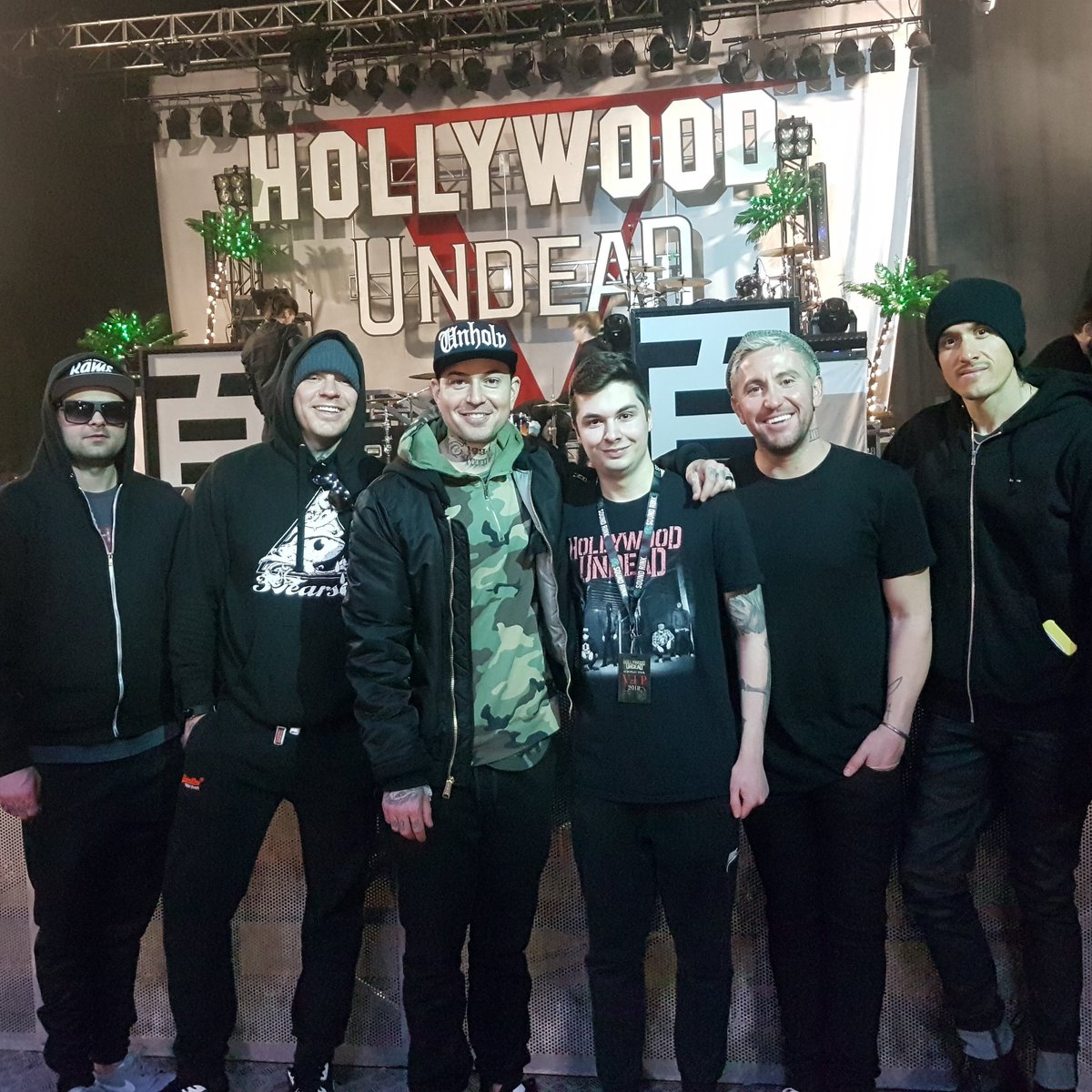 BenUK39's tweet photo. What an amazing night!! ❤🤘 thanks @Danieldrive @JDog_HLM @johnny333tears @sirCharlieScene @dillyduzit #NewProfilePic https://t.co/Ve0CwJPuqj