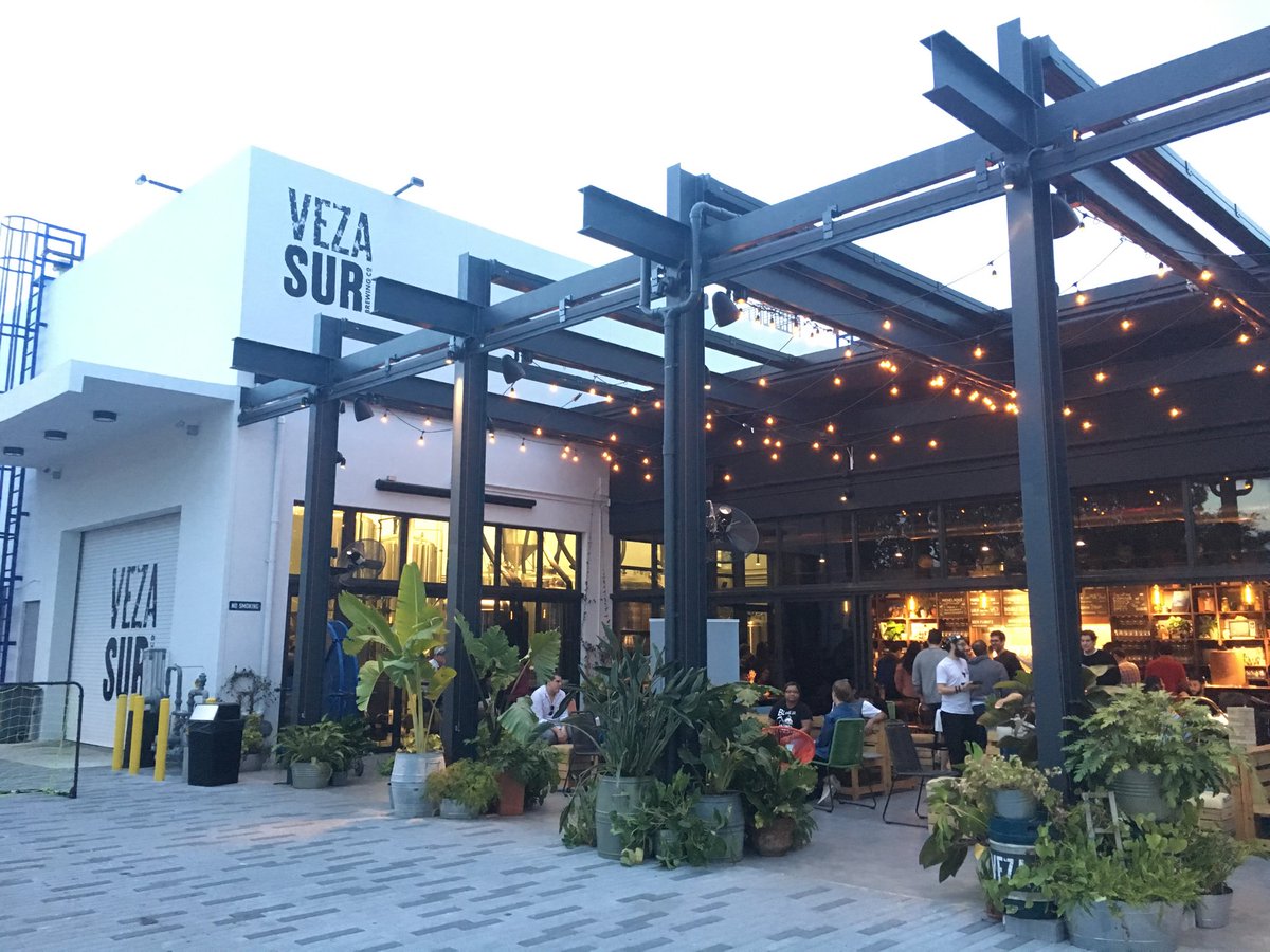 GrethelDelgado_'s tweet photo. El medio digital The New Tropic reúne esta noche en @VezaSur a personas de la comunidad de #Miami para medir el pulso de esta colorida ciudad y ofrecer mejores historias. @newtropicmiami #local #miami #news #sljsocial #vezasur #Wynwood #thenewtropic https://t.co/fNAgZGGmbw