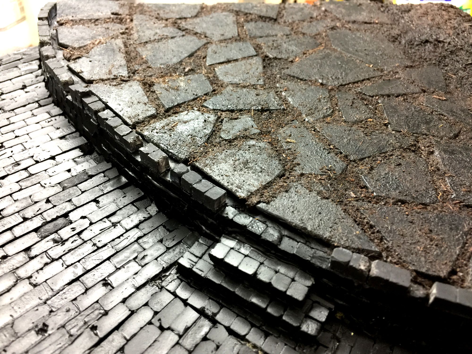 瀬川たかし タイルの隙間と地面肌に土素材を塗布します グラウンドベースをマットメディウム 水少量で練った自作のテクスチャ です プラバンタイルには手指でこすりつけるように隙間にペーストを押し込みます 乾燥したらちゃんと土色になります