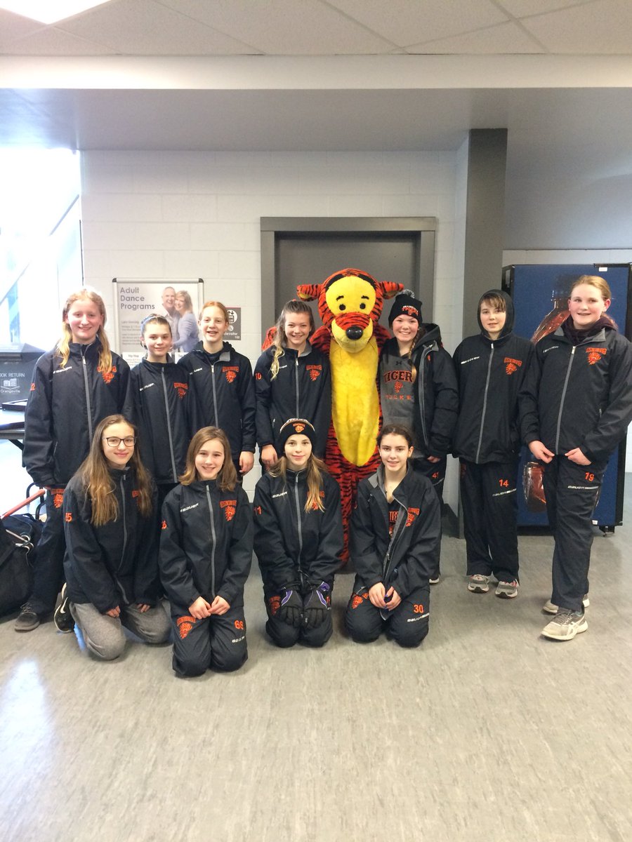 TigersPeeweeB's tweet photo. Rinks were full of Tigers! Girls had a great day with a tie &amp; a win. #sweethearttournament #GoTigersGo #chickswithsticks https://t.co/uHGeWPzAKy