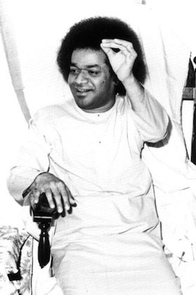 Radiosaih2h's tweet photo. In this world troubles come for sure but you must learn to rise above them. Welcome troubles with a smile saying, “Come my friend, you are the bearer of joy!” When you are filled with kshama (forbearance) you will be blissful &amp; achieve everything in life!
https://t.co/qXMVPulCE3 https://t.co/cmrAQutFcy