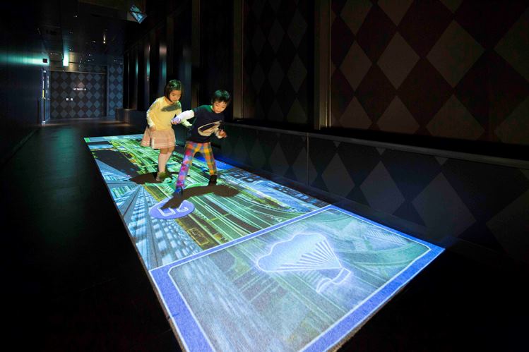 Sky Circus サンシャイン60展望台 床面に投影された池袋の高層ビルを ジャンプで飛び渡ろう 大人は10秒 子供は25秒 アナタは無事に渡り切れるか まるでバーチャル ケン ケン パ Tokyoクリフハンガー ぜひ遊んでみてください クリフ