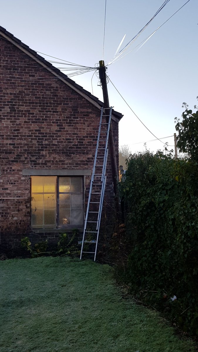 OpenreachHelper's tweet photo. Messy DPs (Distribution Points) and wonky poles. Just the standard when connecting new customers. Falkirk 2018 https://t.co/HX6PTGviVE