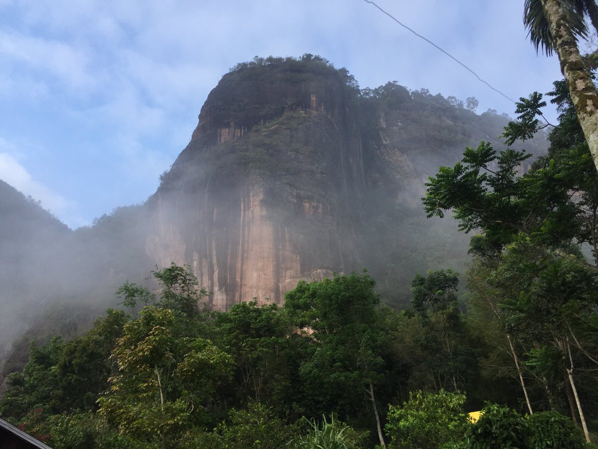 Selamat pagi uda-uni semuanya. Biar pagi ini makin adem, ini mimin kasih liat salah satu spot tebing di Harau, kurang keren apalagi? :))