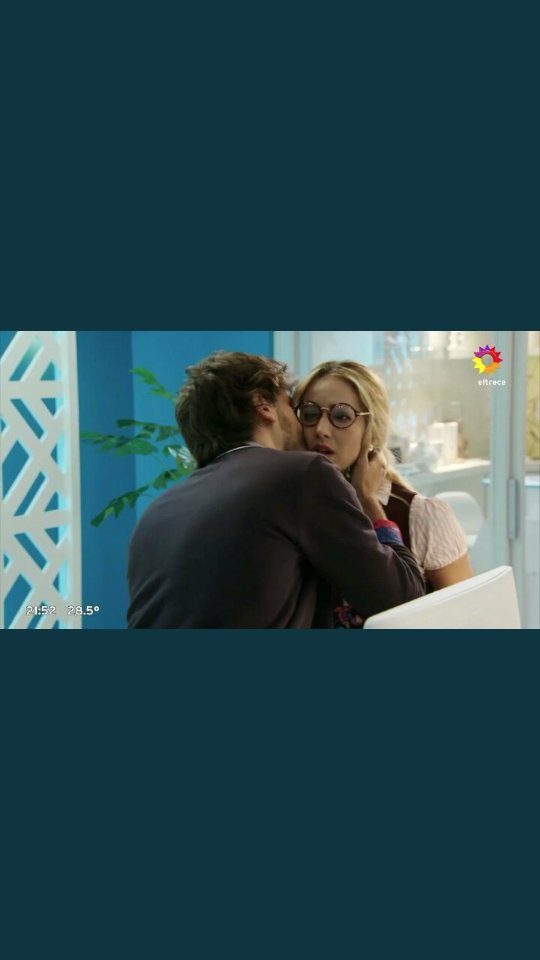 orianaftvigna's tweet photo. Secuencias de como quedó Trini y el fandom después de que Leo le dio un beso..

ES VIERNES Y TRINI LO SABE https://t.co/3jqaFWGiun
