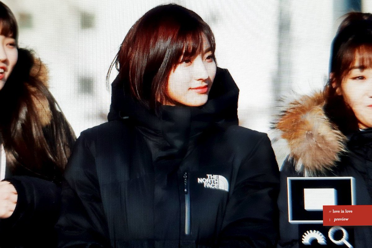 leesaerom0107's tweet photo. 180127 미니팬미팅
언니 얼굴 영상 107°C 😭

#프로미스나인 #이새롬 #fromis_9 #leesaerom #To_Heart https://t.co/qGLlQ8lIyj