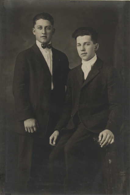 LatteCherry's tweet photo. Z is today's #genealogyphotoaday and this is my great grandfather Zyrl Vernon GeRoy (right; 1901-1980) and his brother Lyle James (1897-1973). I have never run across the name Zyrl, except in my family! #startswithZ #Zyrl #familyhistory #GeRoy https://t.co/JbmnYu9JgV