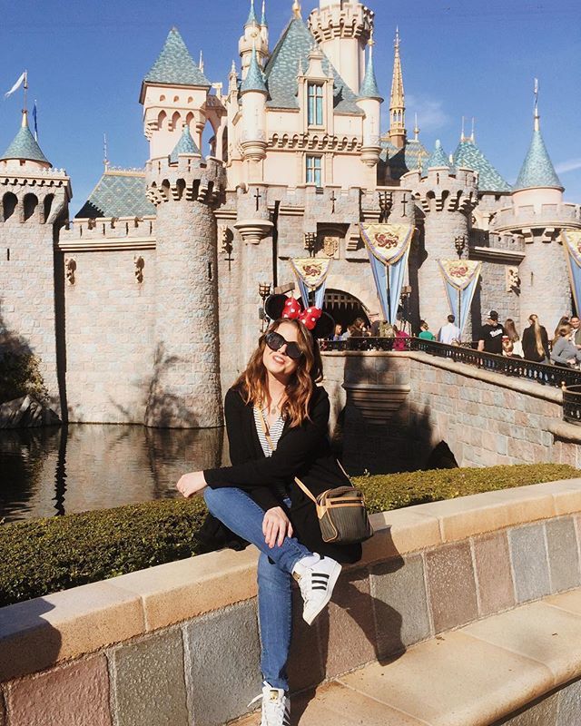Happy Friday from the happiest place on earth ✨ wanted to make my photo more visually interesting to my followers, so I made a weird ass face ✌🏻Have a great start to the weekend friends 🥂 #onbrand #outtakes #tgif #disneyland ift.tt/2DK1I5q