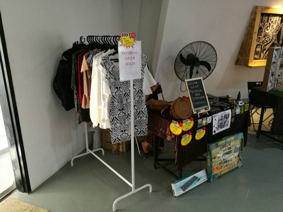 DePressArt's tweet photo. Good morning everyone. 

Today at 10am #OfflineMarket will start.
Vendors are setting up their booth. 

Come to @JohorYouthHub  and enjoy your weekend https://t.co/9Wko8JOpFz