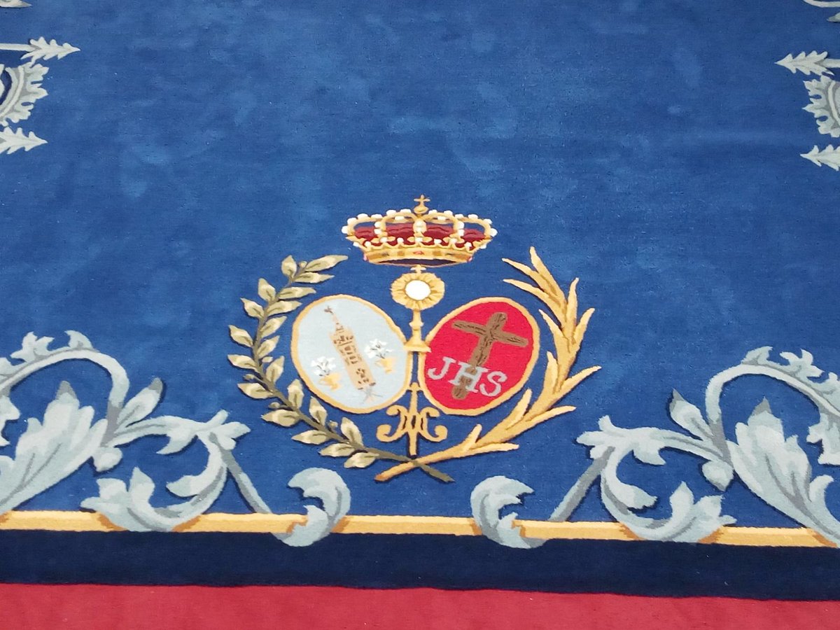 HermandadPaz's tweet photo. La Hermandad estrena una alfombra de altar en el Besamanos de María Santísima de la Paz.
La pieza ha sido realizada en los talleres de Alfombras Baldomero de Castilleja de la Cuesta en color azul añil con cenefa plateada y dorada y el escudo de la Hermandad en la delantera. https://t.co/sNBa0lImqF