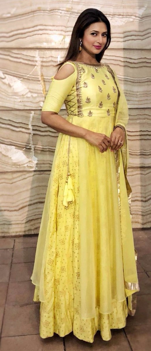 IndiaEves's tweet photo. Stunning #DivyankaTripathiDahiya in https://t.co/Id6KGa2Tul outfit and gorgeous earrings from MIRA by Radhika Jain for store launch of Eggsplore. #kalkifashion #fashionistadiaries #fashion #indiandesigner #tarditional #indianwear #womenfashion #India #Indiaeve @Divyanka_T https://t.co/QNz5tGnKUN