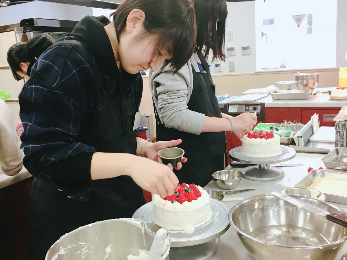 ট ইট র 札幌スイーツ カフェ専門学校 もうそろ完成に近づいていまーす フルーツもりもり ナパージュ で艶出し できたケーキはお持ち帰り スイーツ男子も夢中 スイカフェ オーキャン 札幌スイーツアンドカフェ専門学校