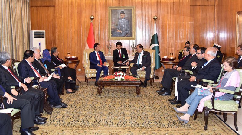 RadioPakistan's tweet photo. #Pakistan, #Indonesia agree to boost #defence, #trade ties https://t.co/wV3VcT09zx 1/3 #PakIndonesia @jokowi, @pid_gov https://t.co/sod0BlLzeM