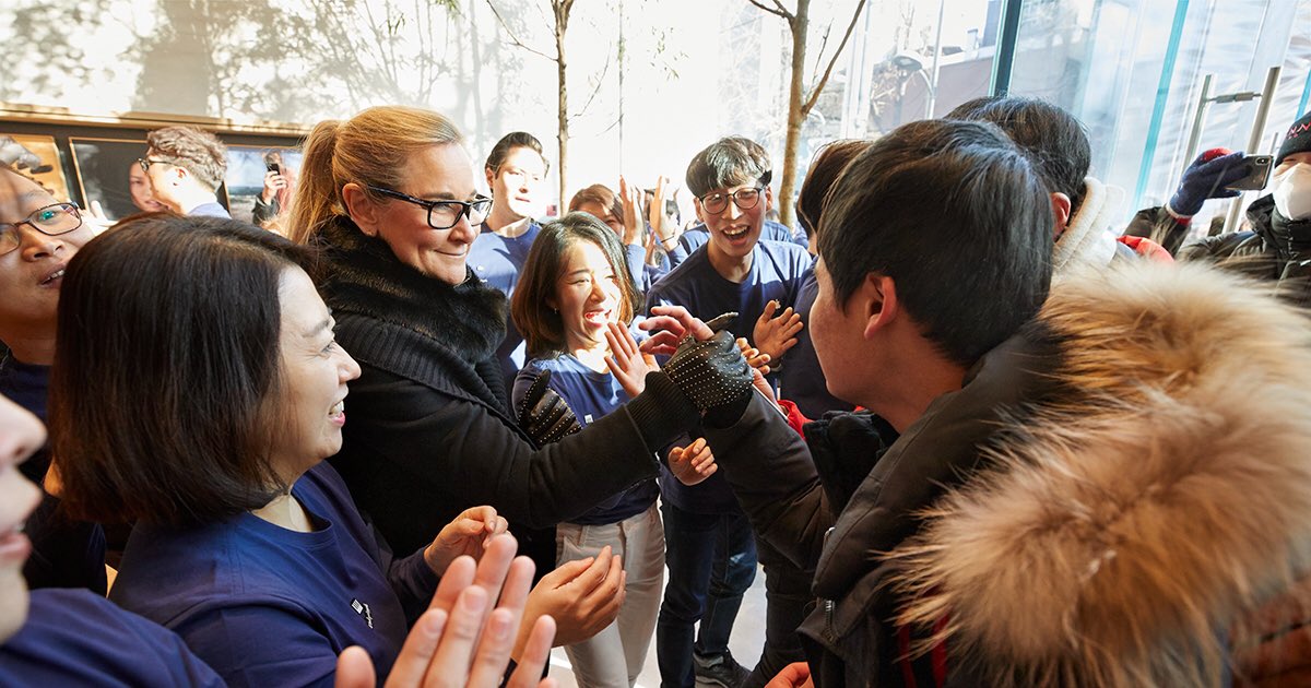 AngelaAhrendts's tweet image. Awestruck by the Apple fans in Seoul who braved beyond freezing temperatures to join us at Apple Garosugil this morning! 🇰🇷