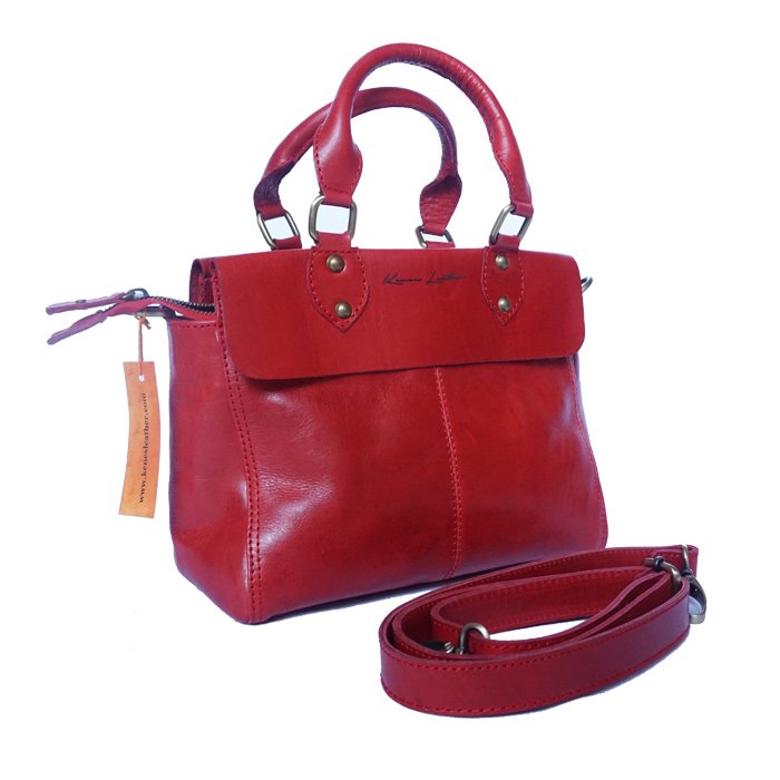 Kenes_Leather's tweet photo. Anina Bag Red
Rp 1.000.000

Size 30×11×20cm
Bahan kulit sapi pullup
Bagian dalam lapis kain suede
Ada tali panjang
Ada zipper
Bagian dalam terdapat 1 kantong berzipper dan 1 kantong serbaguna

ORDER HUBUNGI
Whatsapp : 081-633-5354
#leatherbag  #slingbag #taskulit  #jogja https://t.co/v79KOSbmLb