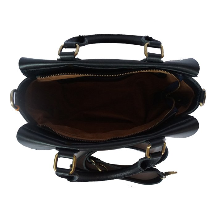 Kenes_Leather's tweet photo. Anina Bag Navy
Rp 1.000.000

Size 30×11×20cm
Bahan kulit sapi pullup
Bagian dalam lapis kain suede
Ada tali panjang
Ada zipper
Bagian dalam terdapat 1 kantong berzipper dan 1 kantong serbaguna

ORDER HUBUNGI
Whatsapp : 081-633-5354
#leatherbag  #slingbag #taskulit  #jogja https://t.co/vcHX0MqK2Y