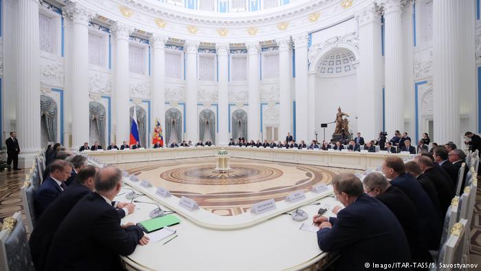 "Вся верхушка российской элиты будет задокументирована - в зависимости от близости к Кремлю и состояния". Чем ближе в США публикация "Кремлевского доклада", тем заметнее в России нервничают те, кому грозят новые санкции bit.ly/2DFXbkl