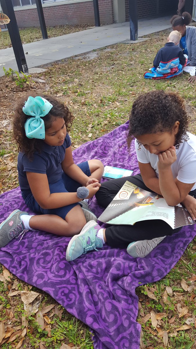 MsJefferson5's tweet photo. Literacy on the Lawn @RosewoodMagnet https://t.co/DIxBiVSiyJ