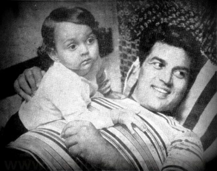 sowika71's tweet photo. Bobby Deol with papa Dharmendra (pics 1-4),
wife Tanya and sons Aryaman and Dharam (pic 3)
#love #family #Deols #FatherAndSon 
#HappyBirthdayBobbyDeol @thedeol 
@VintageMuVyz @Bollywoodirect @BombayBasanti @hena_bobby @AmitRebel2 @ActionKingAgain @Nikhil728 https://t.co/S4Lu36xO3E