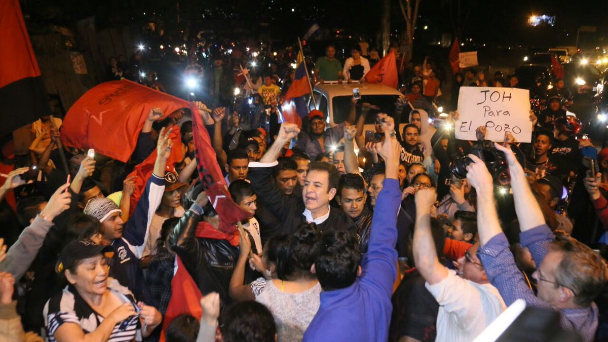 daviddelapaz's tweet photo. El ex presidente de #Honduras @manuelzr y @SalvadorAlianza junto con ciudadanos @EnAlianza participan en una caravana para protestar contra el #FraudeElectoral y la Dictadura de #JuanOrlandoHernandez en #Tegucigalpa https://t.co/nBoYQTu55q