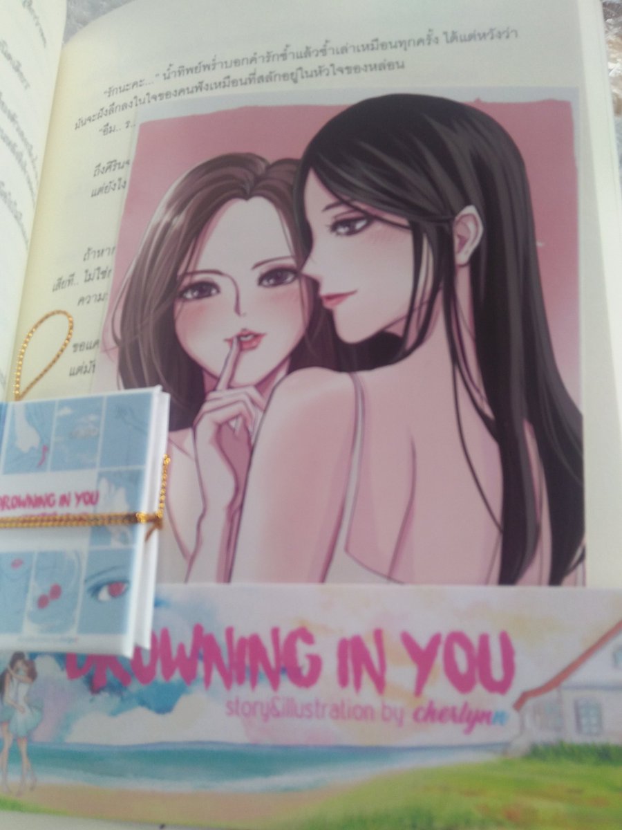 zombie316711's tweet photo. ได้รับหนังสือแล้วค่ะ สวยมากๆใจบาง ฮือออ ภาพเยอะมาก มีเล่มจิ๋วด้วย ใครยังไม่มีเล่มที่ไรท์ยังมีเหลือนะคะ ชอบมากๆจริงๆ #drowningbc https://t.co/TyxIKr9eDw