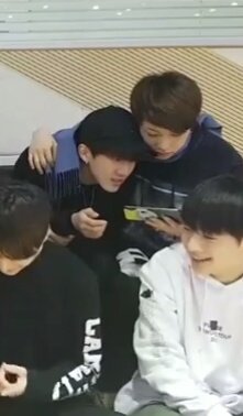 Bangchan0t8's tweet photo. Finally Felix getting hugged this time
After always doing the first move
You worked hard Felix hh 
His bright smile at the end say it all 
😂😂😂 
So cute 

#StrayKids #ChangLix https://t.co/W6kWfbJDnF
