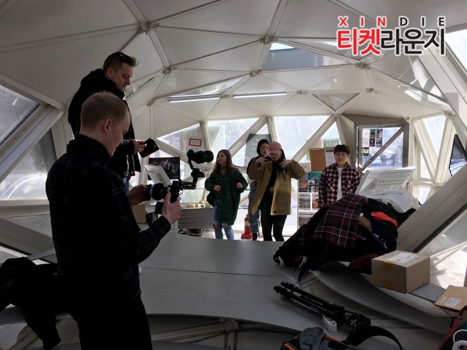 kindielounge's tweet photo. [아티스트 방문]
어제 라클데에서 멋진 무대를 보여주었던 #Gregers 분들이 현재 씬디를 중심으로 홍대에서 촬영을 하고 계신데요! 
그레거스의 음악에 맞춰 댄스 팀도 함께 움직이고 있답니다😘
덴마크 밴드 #그레거스 의 음악이 댄스와 함께 어떻게 영상으로 탄생하는지 많은 기대 부탁드려요!!🌸🌿 https://t.co/QYR6TaBMBH