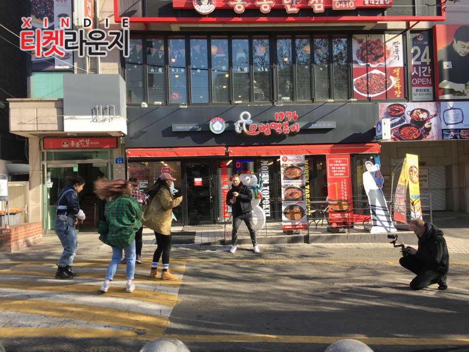 kindielounge's tweet photo. [아티스트 방문]
어제 라클데에서 멋진 무대를 보여주었던 #Gregers 분들이 현재 씬디를 중심으로 홍대에서 촬영을 하고 계신데요! 
그레거스의 음악에 맞춰 댄스 팀도 함께 움직이고 있답니다😘
덴마크 밴드 #그레거스 의 음악이 댄스와 함께 어떻게 영상으로 탄생하는지 많은 기대 부탁드려요!!🌸🌿 https://t.co/QYR6TaBMBH
