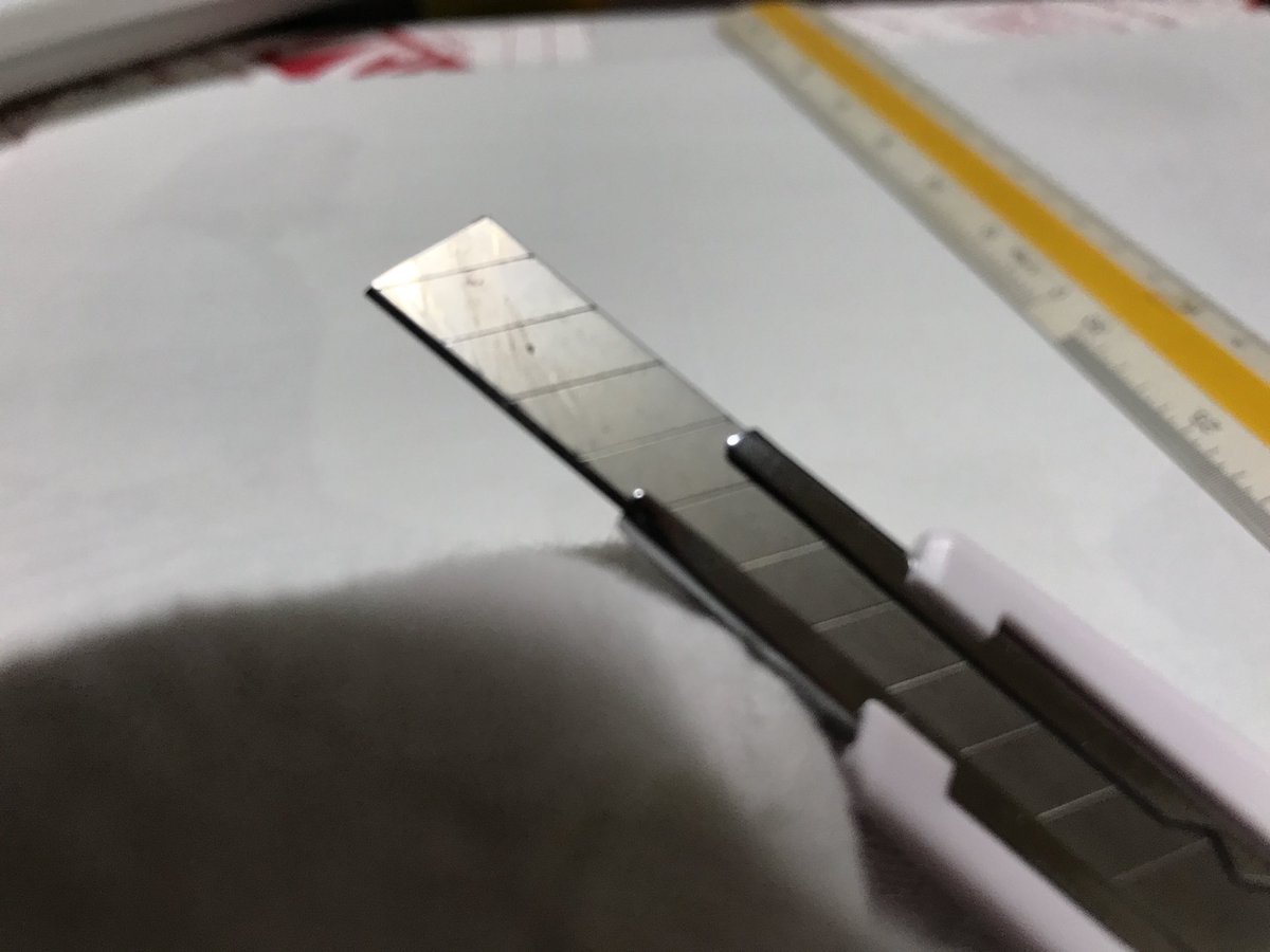 きむきむ ダイソーのカッターナイフ 何回折っても狙った所で折れない ダイソー Daiso 低クオリティ