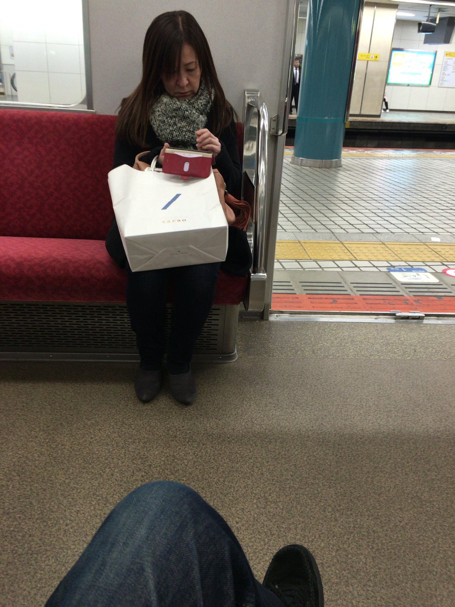 えいやま 久々にやりまーす こいつ今おれが電車先頭で待ってたのに順番抜かしして先電車入ろうとした 俺はこのババアを先行させへんよーにブロックしたけどほんまこーゆーやつが一番むかつくわー 一番に入ったら市から表彰されるおもてんかな モラルなし