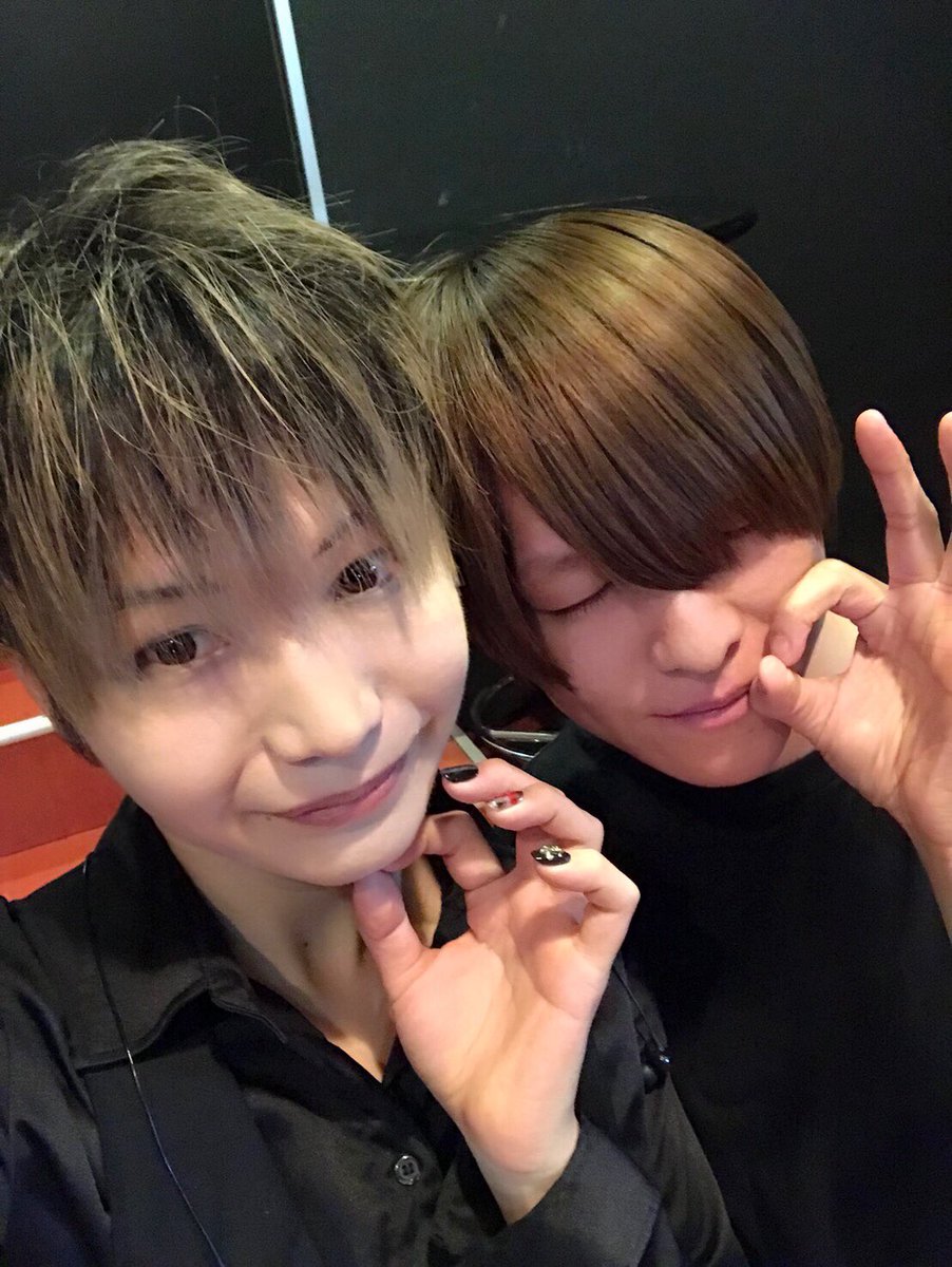 yuga_ventcroix's tweet photo. 素敵な大先輩
ZOROの龍寺さん、たつひさん
そして一緒にサポートメンバーとして参加のケッチさんと記念撮影✨💕

この4人で再び演奏出来たことが凄く幸せでした♫

大歓声の”ゆがっち〜”コールも本当に嬉かったです\(//∇//)\❣️
ありがとうございました！！ https://t.co/KSLx5LUXk2