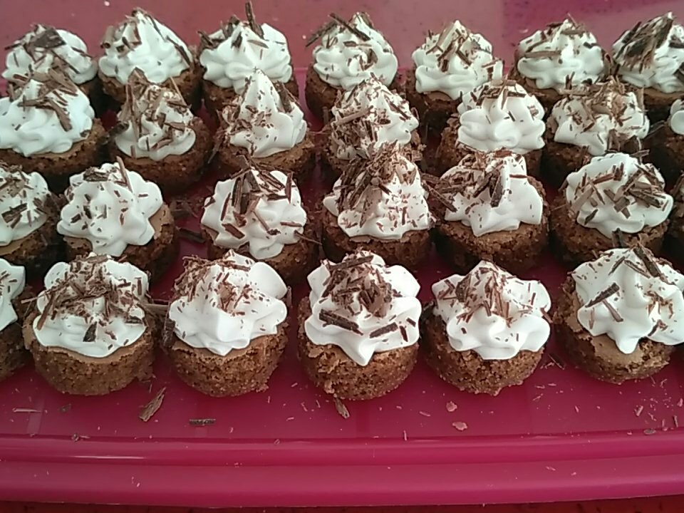 IriaScakes's tweet photo. Estoy haciendo pruebas para adaptar estos pasteles Selva Negra que están riquísimos para que los #celíacos también podáis disfrutarlos #pastelería 
Y claro! No podían faltar mis cervecitas, en el interior https://t.co/o2bJ6DJ4Kc