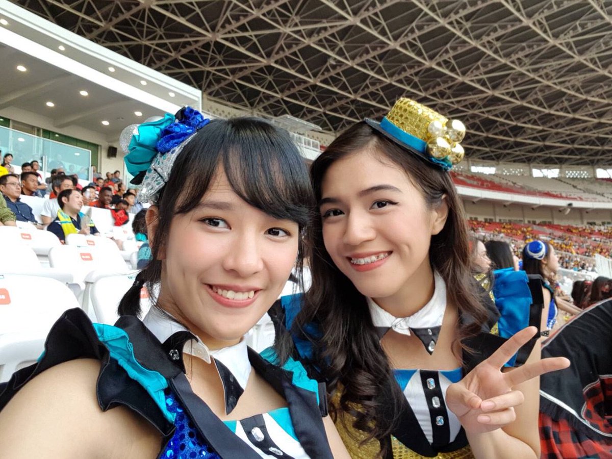 gabywarouw4's tweet photo. Seru sekalii nonton bola langsung di GBK tadi! Beda sama nonton di TV hehe *pengalaman pertama* https://t.co/THAf67u0BA