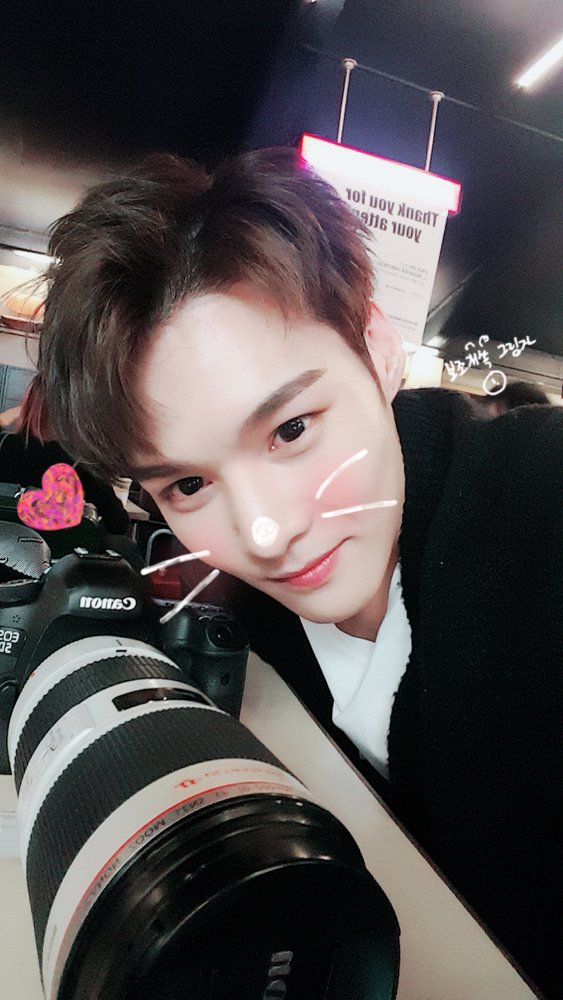 theshadow_sejun's tweet photo. 180127 올첵 티타임 
카메라와 케미쩌는 세주니.jpg
#빅톤 #임세준 #보조개속그림자 @VICTON1109 https://t.co/wWEUBcfrJ8
