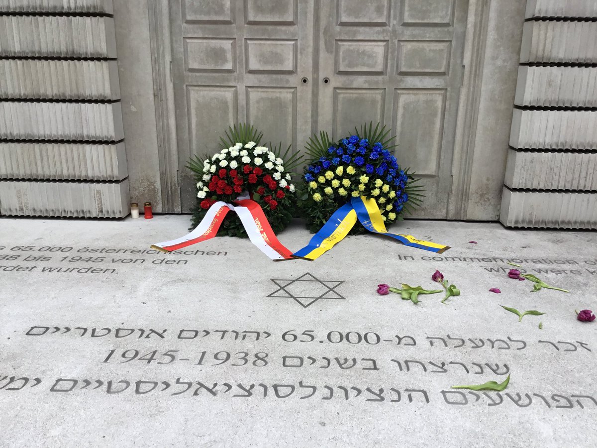 PLinAustria's tweet photo. Z okazji Międzynarodowego Dnia Pamięci o Ofiarach Holocaustu Amb. #Kozłowska wspólnie z Amb. UA @olex_scherba złożyła dziś wieńce pod Pomnikiem Ofiar Shoah przy #Judenplatz w #Wiedeń. https://t.co/yM2Bu9BLYU