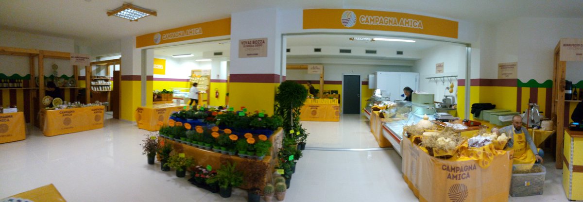 scalabrinocesar's tweet photo. #Mercato di #Campagnamica a #Campobasso. Ultimi ritocchi prima dell'apertura https://t.co/a3iRM6Cj5O