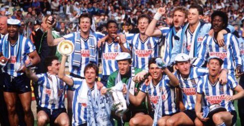 It's Coast FA Cup day &amp; we're wearing our blue &amp; white shirts. Let's do this Rhos! 💙🏆 #magicofthecup #WeAreRhos