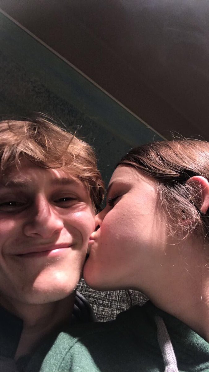 Andrew__jone5's tweet photo. 🔞HAPPY BIRTHDAY DANIELLE🔞 I can’t believe you’re 18!! I just want to thank you for being my best friend these past few months! I can’t wait to share many more memories with you! Have a great day��️🎉 https://t.co/CXTkJ2oTwS