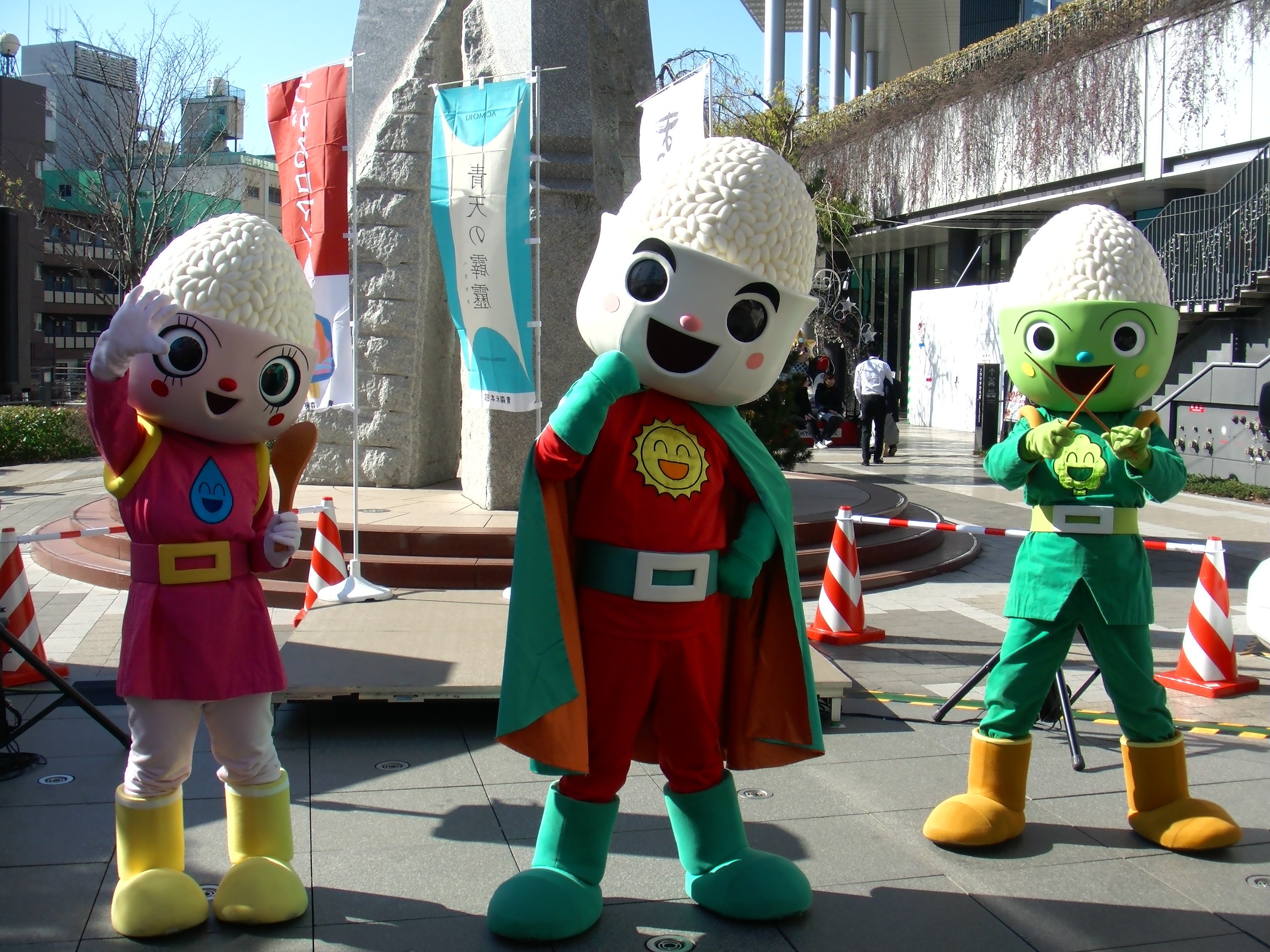 Hero Roto 東京スカイツリーにて 青森県のお米のprイベントがあり 青森県のゆるキャラ お米大使 が登場 実はこの キャラクターをデザインしたのはアンパンマンでおなじみの やなせたかしさんです 青森県 ゆるキャラ お米大使 やなせたかし 東京