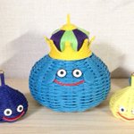 可愛すぎるw編んで忠実に再現されたキングスライムの小物入れ!