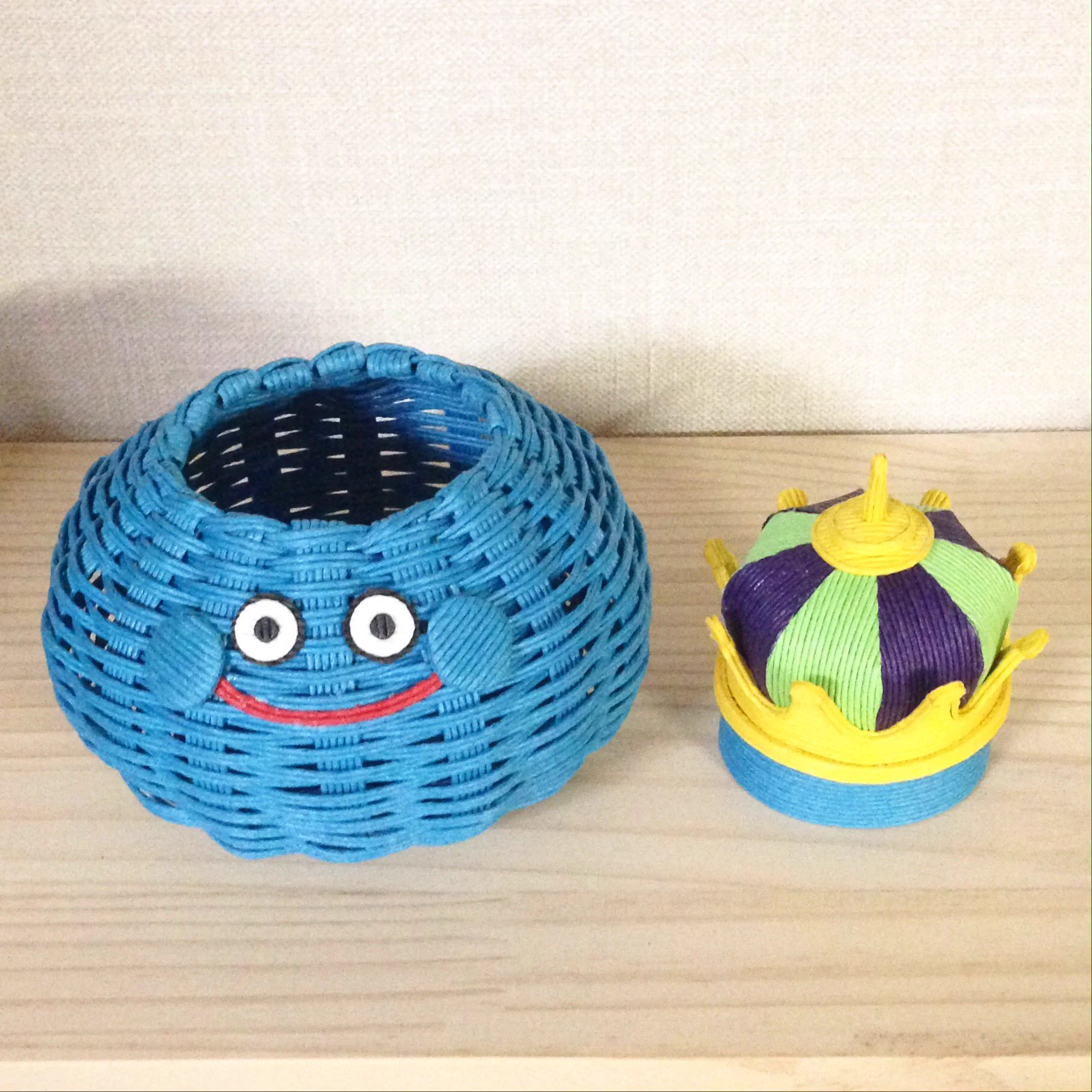 可愛すぎるww編んで忠実に再現されたキングスライムの小物入れ！