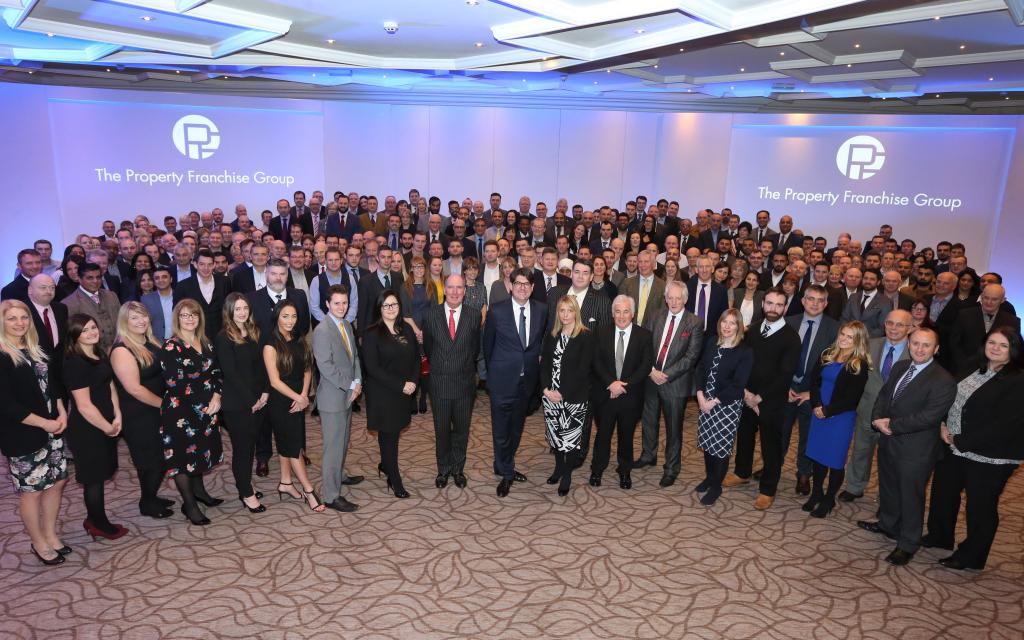 It's our National Conference today and we're really excited to see all our franchisees together. This is last year's group photo - there's even more people to fit in this year! 👍🏻 #franchising #propertyfranchise