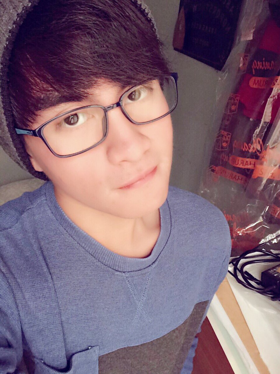 SlenderSickness's tweet photo. //I don’t have blue beanie ;-; #writerpic https://t.co/LcwPt0RXQi