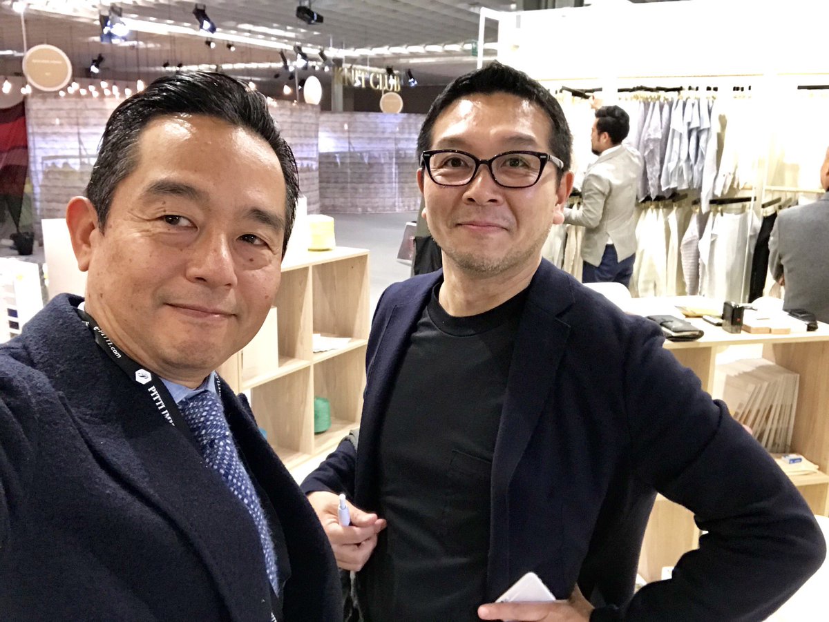 okazakimaruyasu's tweet photo. 「これいい糸だね!」私の実弟が激励に来てくれました。日本でも大人気の超撥水素材「プルーフプラスストレッチ」。アパレル業界がスポーツ化し、スポーツ業界もまた、よりファッション化する傾向がかなり強い中、欧米からも注文が沢山入りはじめています。 #イタリア出張 #monteluce. #proofplus. https://t.co/C4mJY1QXoC