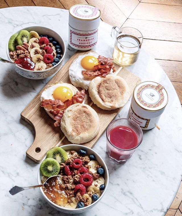 Week-end : Moment idéal pour se préparer un bon petit déjeuner à la maison.🥝 .
Plutôt framboise-abricot ou notre 4 agrumes orange-pamplemousse-clémentine-kumquat ? ☺️ #confitureparisienne
