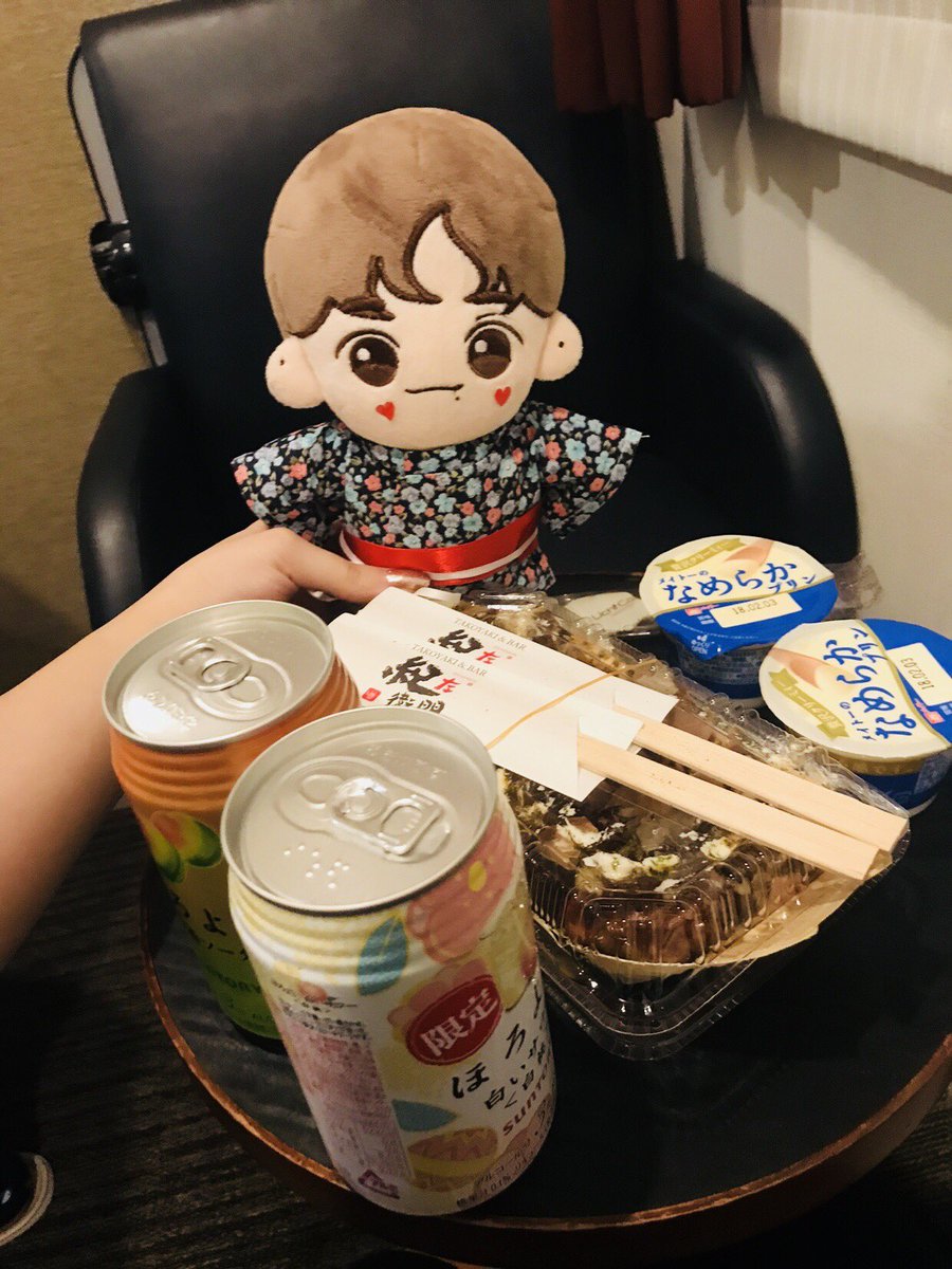 idolanddoll's tweet photo. 계네 베휘비 여행일기✈️🇯🇵
첫 일본여행은 베휘비하고 함께✈️💓
비행기 지연으로 저녁에 도착하자마자 워너원고 보면서 먹고 싶었던 야키니쿠🥩 집을 다녀오고 숙소에서 타코야��🐙  냠냠하면서 쉬고있는 아가 한 컷📸 https://t.co/eoVHdAx2im