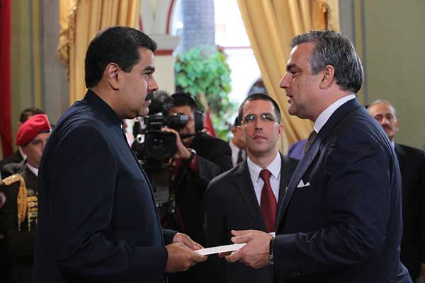 newahora's tweet photo. https://t.co/F3WCEM9lRH #España #embajadorespañol #embajadorvenezolano #expulsion #venezuela #caracas #nicolasmaduro #unioneuropea #embajada https://t.co/SMRgxqJsKe