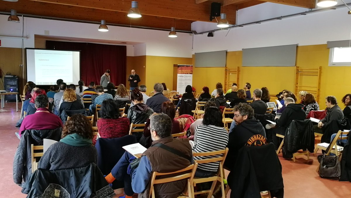PiratesEducacio's tweet photo. En l'assemblea de les AMPA i AFA de Barcelona @FaPaCcat, Andrés Encinas comentant la proposta dels nous criteris del pas de primària a secundària: positiu però cal que @consorciedubcn escolti més a les famílies per definir el nou model. https://t.co/0HJmbOhQpR