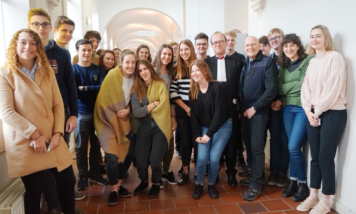 VIVATOacademy's tweet photo. Donderdag volgenden leerlingen van het #Guldensporencollege #Kortrijk voor het vak recht een zitting op het #assisenproces Poppe in Brugge. Ze kregen ook deskundige uitleg van meester @JanLeysen en gerechtsjournalist @GustVerwerft https://t.co/kTV640FoYC