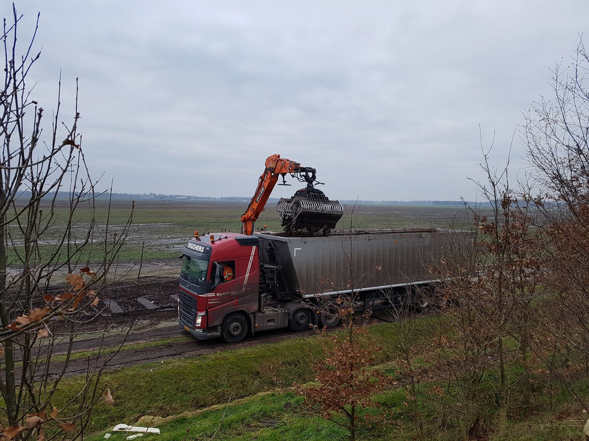 WilbertSiebring's tweet photo. Laatste levering suikerbieten toch nog in januari. Met loonbedrijf Ellen en @wigchers transport. https://t.co/IqtZgYHYk9